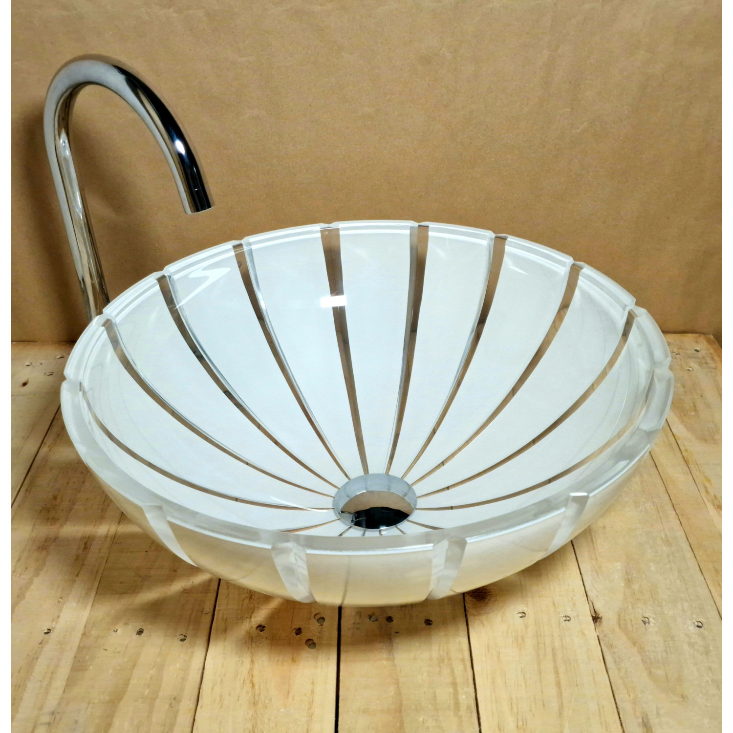 Skleněné Umyvadlo s Ručně Frézovanými Pruhy - Dokonalý Doplněk pro Vaši Koupelnu