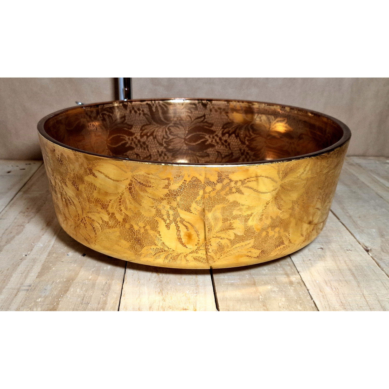 Moderní skleněné umyvadlo s jantarově transparentním vnitřkem a zlatým dekorem U037 foto4