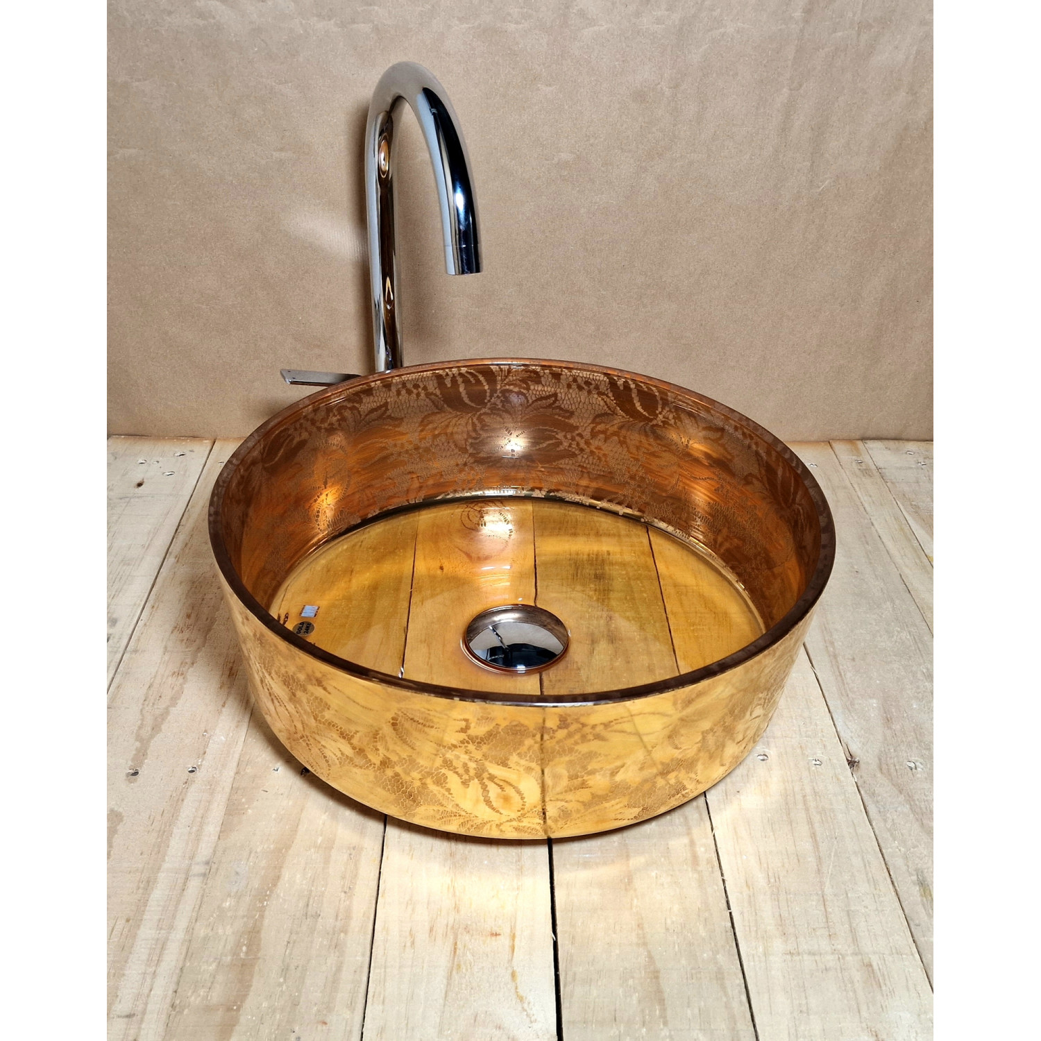 Moderní skleněné umyvadlo s jantarově transparentním vnitřkem a zlatým dekorem U037